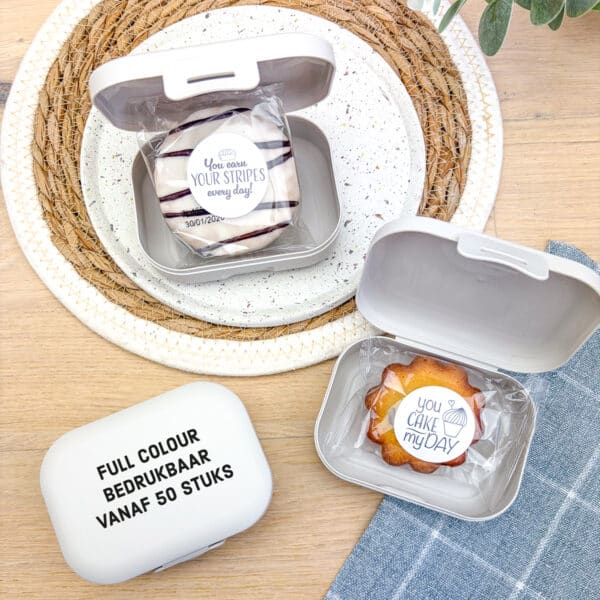 koekendoosje met logo en complimentenkoekje