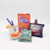 Apero snacks gepresenteerd in een brievenbusdoosje