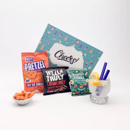 Apero snacks gepresenteerd in een brievenbusdoosje