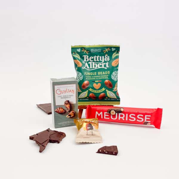 Brievenbus geschenkdoosje gevuld met chocolade producten, afgebeeld zonder doosje