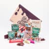 Chocolade giftbox large, gevuld met tientallen chocolade snacks en doos op achtergrond