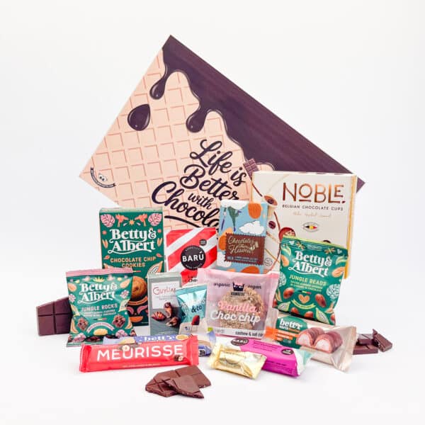 Chocolade giftbox large, gevuld met tientallen chocolade snacks en doos op achtergrond