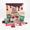 Chocolade giftbox large, gevuld met tientallen chocolade snacks en doos op achtergrond