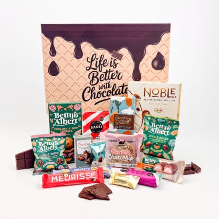Chocolade giftbox large, gevuld met tientallen chocolade snacks en doos op achtergrond