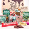 Chocolade giftbox large, gevuld met tientallen chocolade snacks en doos op achtergrond