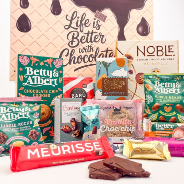 Chocolade giftbox large, gevuld met tientallen chocolade snacks en doos op achtergrond