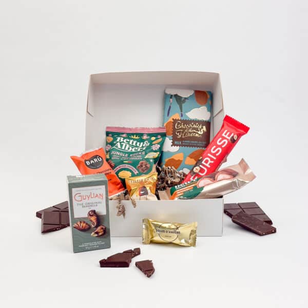 Mooi bedrukte geschenkbox, formaat small, gevuld met chocolade producten en persoonlijke kaartje