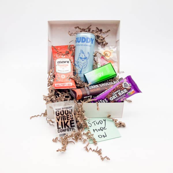 Medium geschenkbox gevuld met energy en focus snacks & drinks