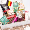 Inhoud Best of Belgium Box XL: chocoladetablet, Meurisse reep, zandkoekjes, kaaskoekjes en cuberdons