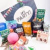Zoet & Hartig Box Large met feestelijke bedrukking tussen ballonnen en serpentine