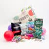 Zoet & Hartig Box Medium met feestelijke bedrukking tussen ballonnen en serpentines