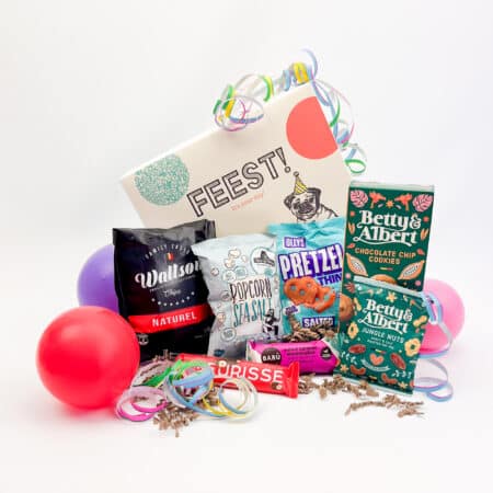 Zoet & Hartig Box Medium met feestelijke bedrukking tussen ballonnen en serpentines