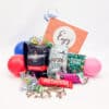 Zoet & Hartig Box Small met feestelijke bedrukking tussen ballonnen en serpentine