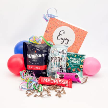 Zoet & Hartig Box Small met feestelijke bedrukking tussen ballonnen en serpentine