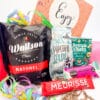 Bedrukte feestbox Small als cadeau voor collega of klant met ballonnen op de achtergrond